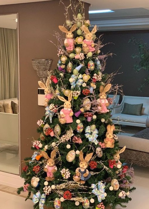 árvore de natal decorada vermelho e dourado