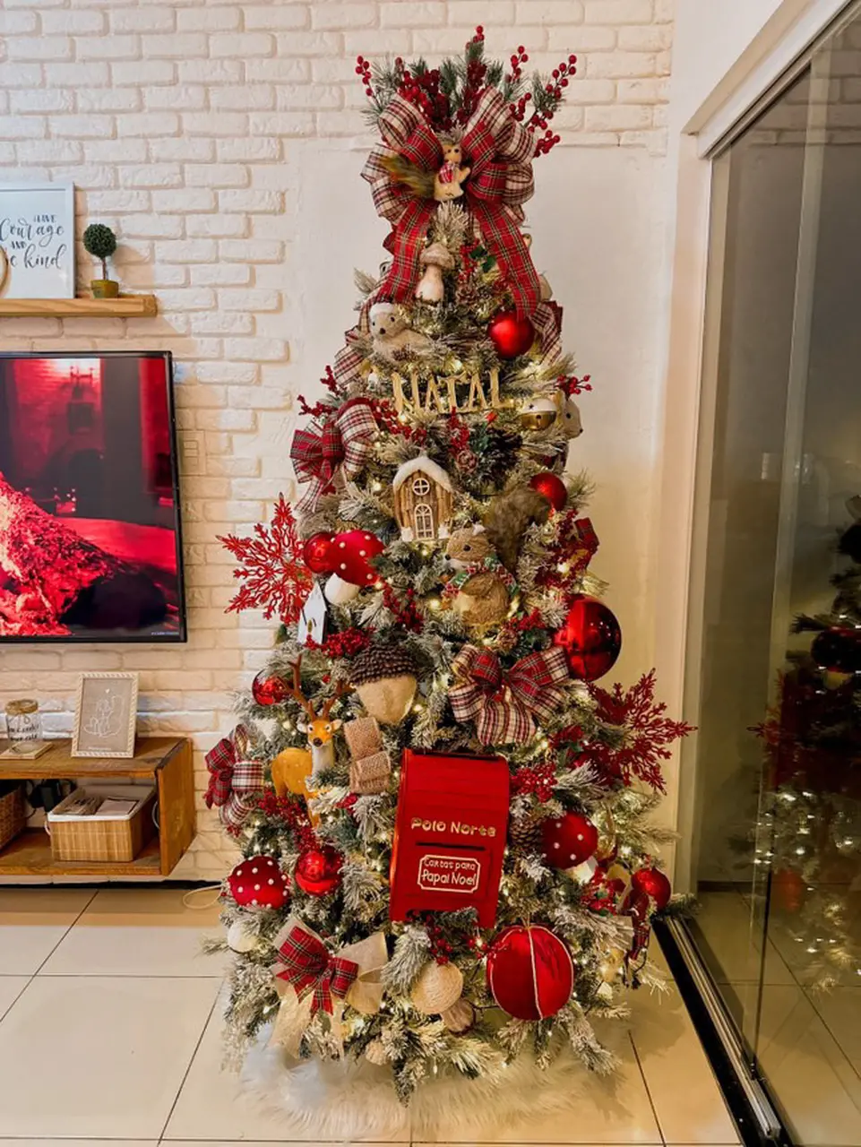 inspiração árvore de natal vermelha e dourada