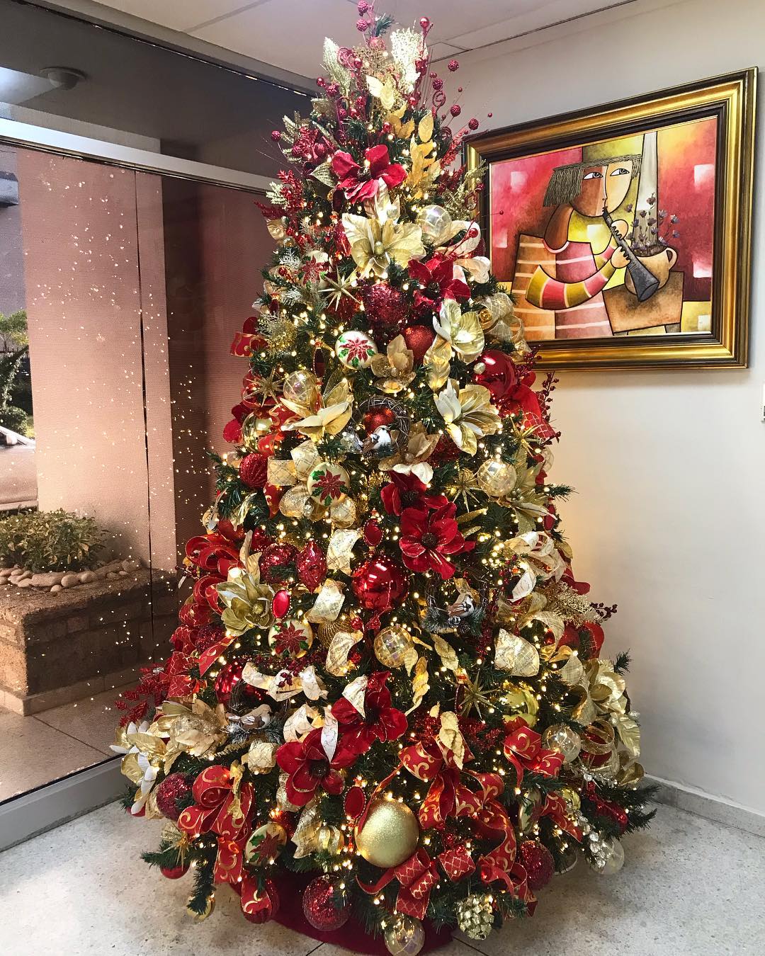 erros comuns ao decorar árvore de natal vermelho dourado