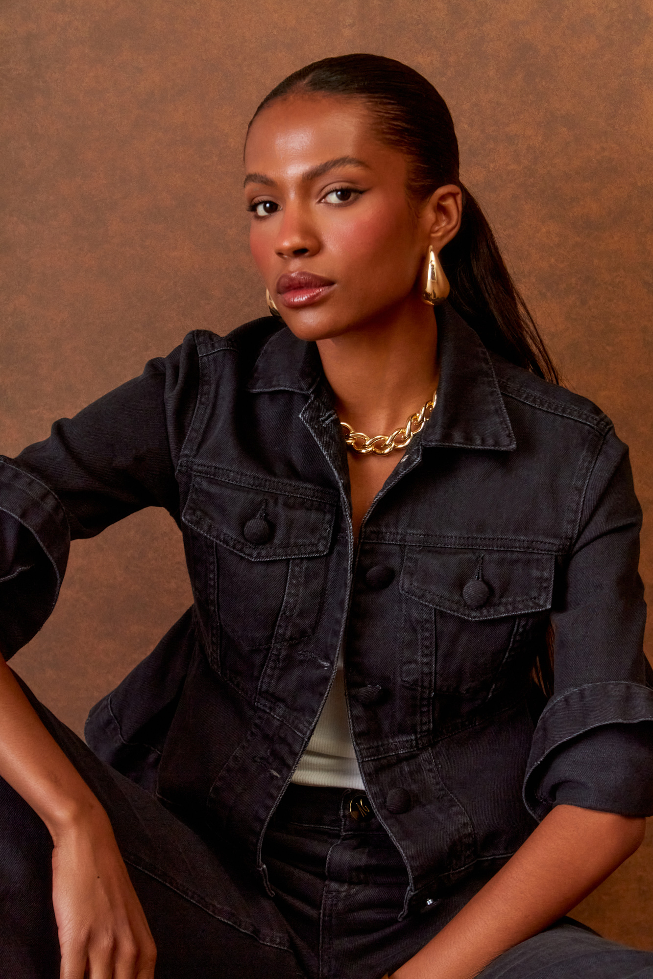 jeans preto vs jeans azul qual escolher