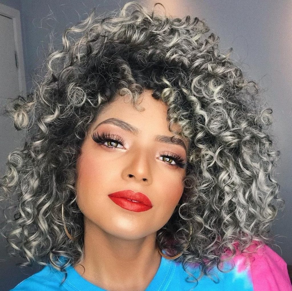 ideias de cabelo cacheado curto com luzes para inspirar