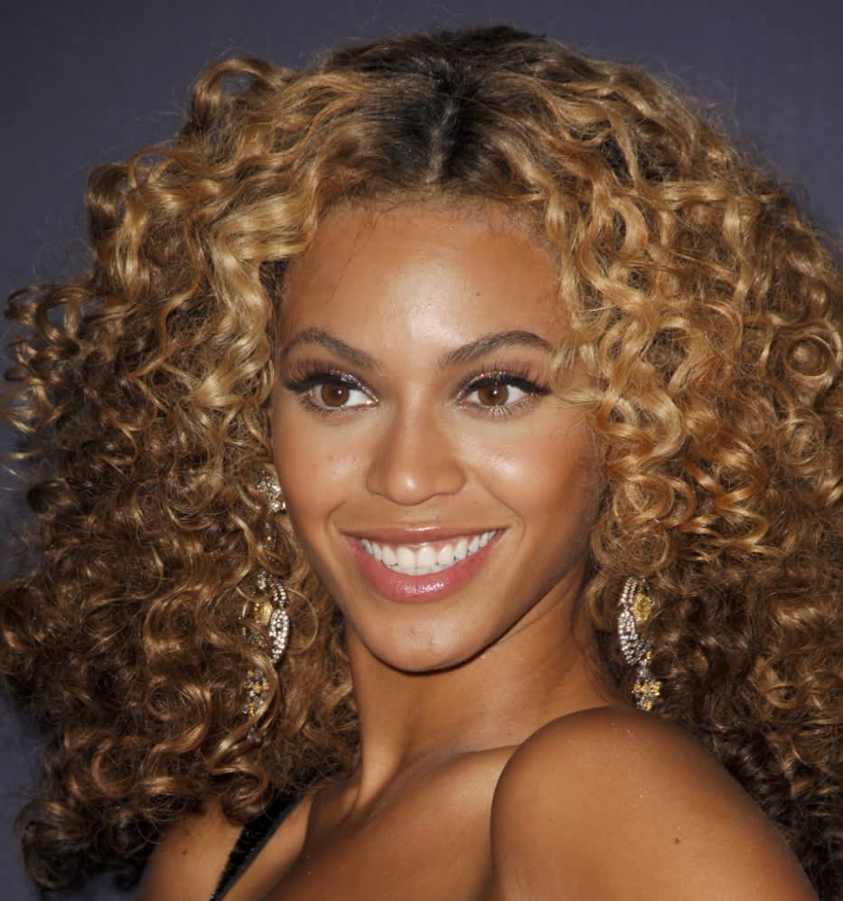 como cuidar de cabelo cacheado curto com luzes platinadas