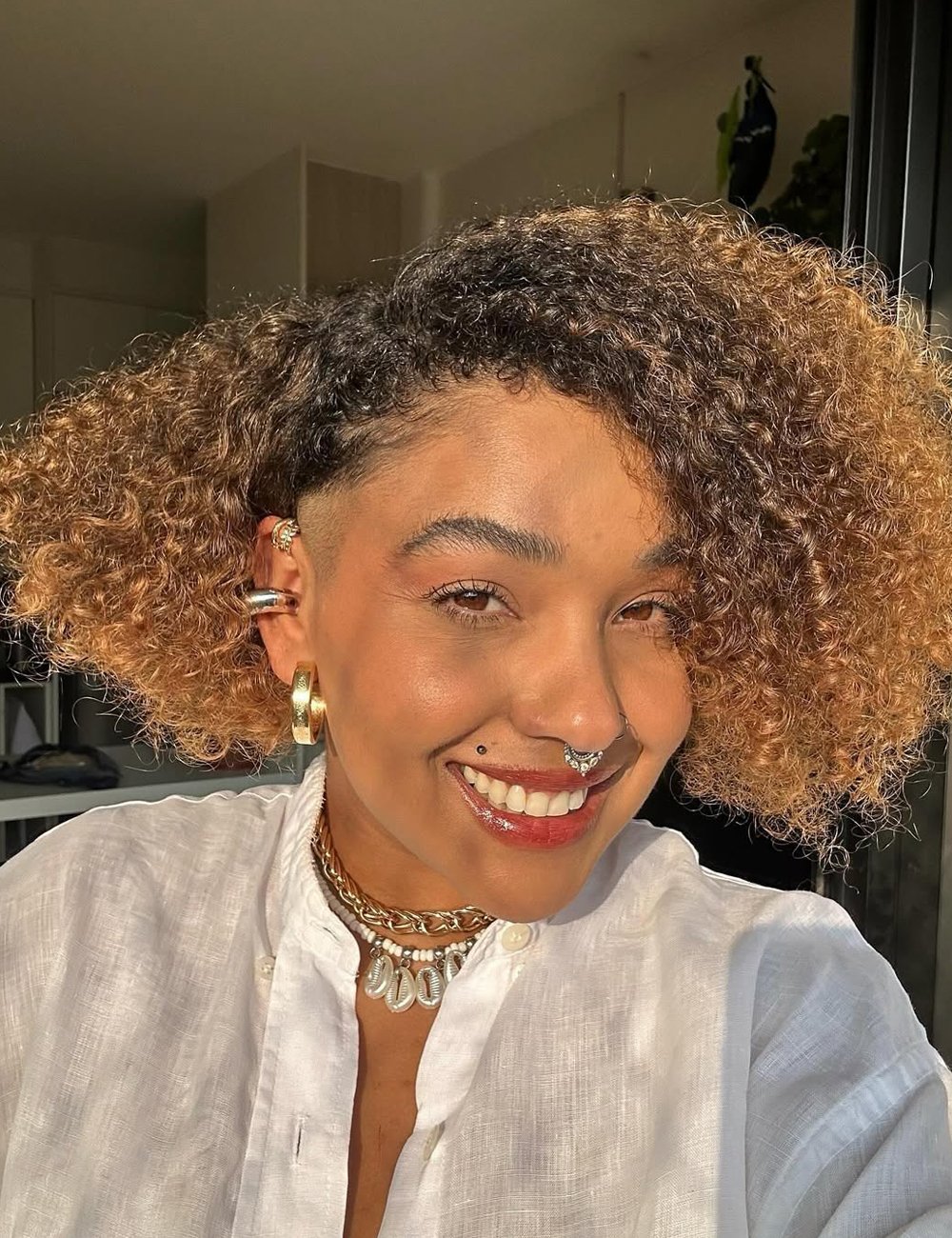 cabelo cacheado curto com luzes