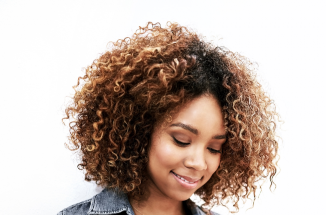 ideias de cabelo cacheado curto com luzes para inspirar