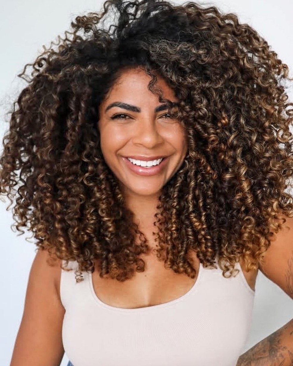 cabelo cacheado curto com luzes mel vs caramelo