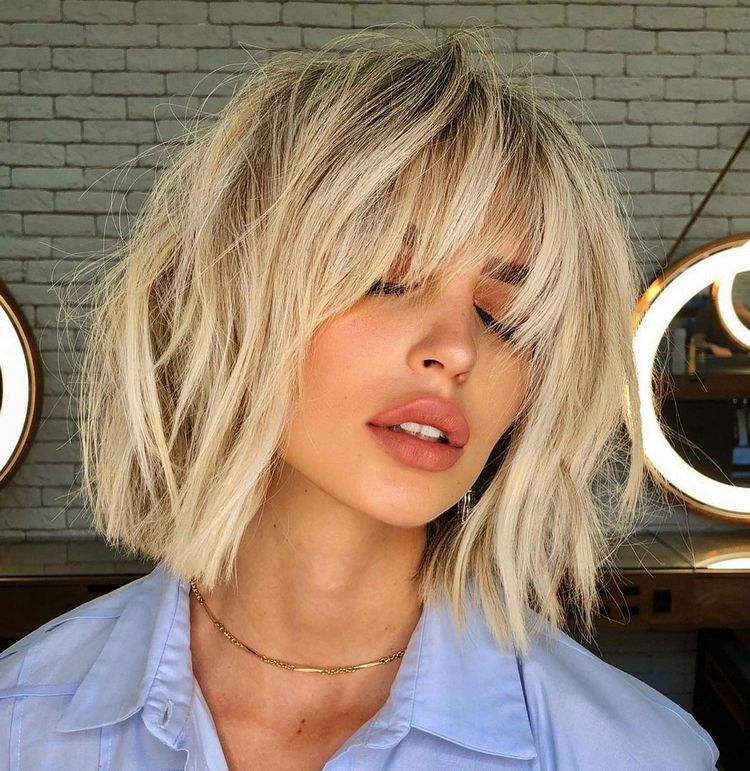 cabelo curto liso com franja