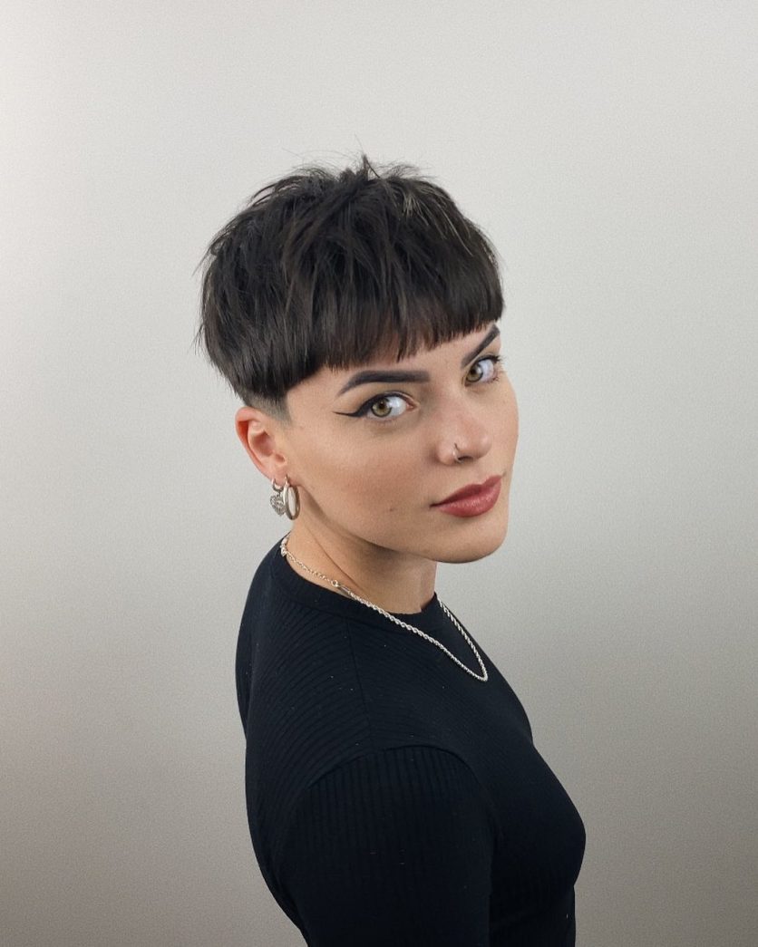 erros comuns ao cortar cabelo curto liso com franja
