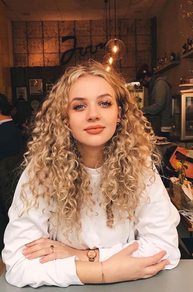 como definir ondas em cabelo loiro descolorido