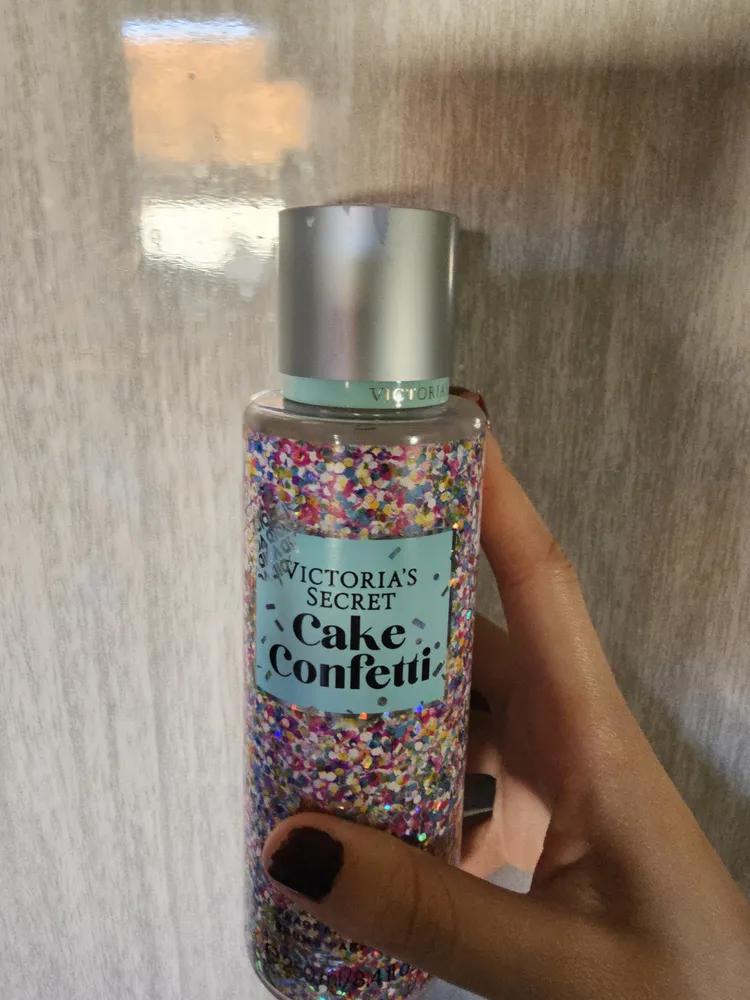 cake confetti victoria secret não fixa na pele