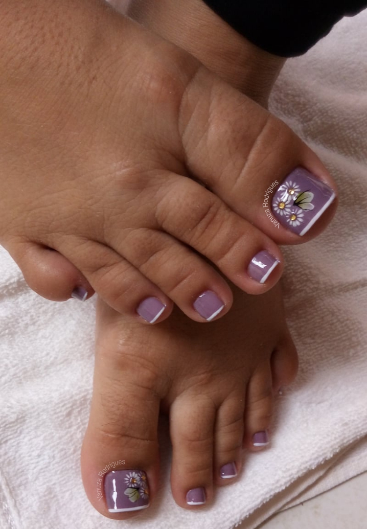 esmalte nude vs branco leitoso para pés