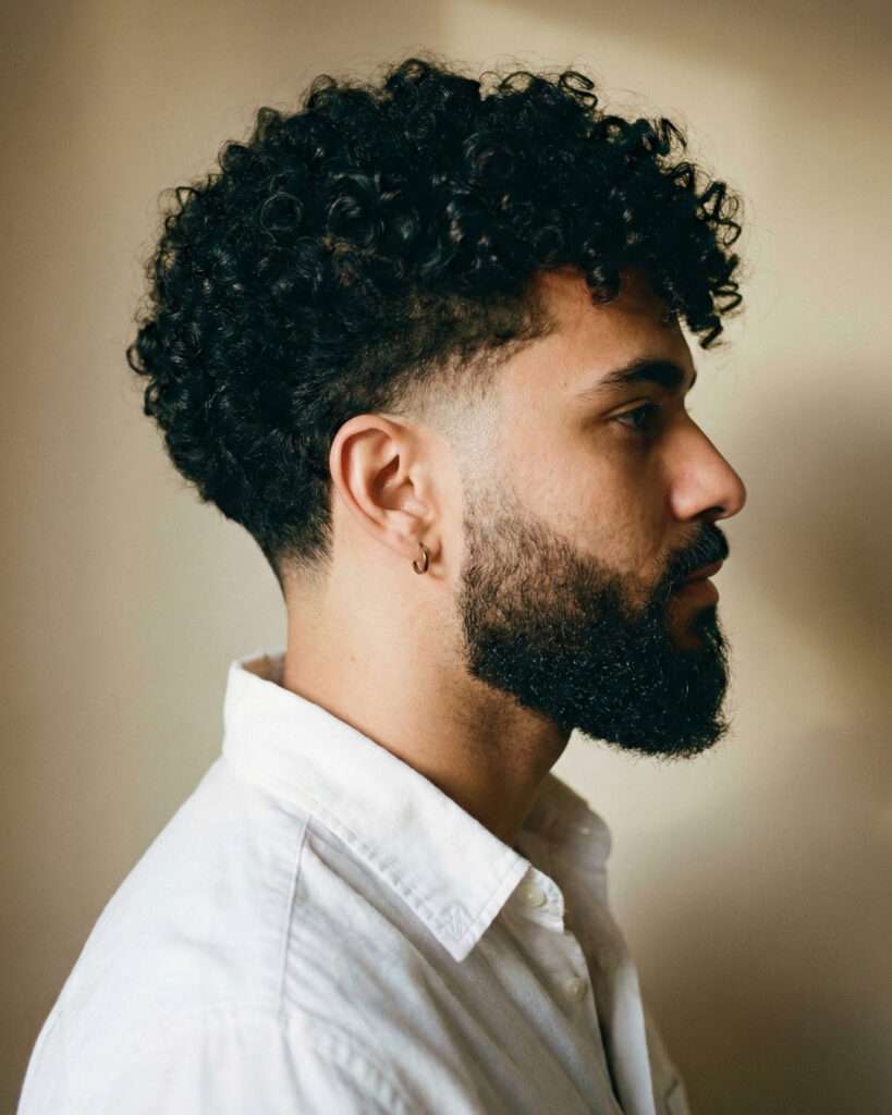 corte de cabelo cacheado masculino curto e moderno