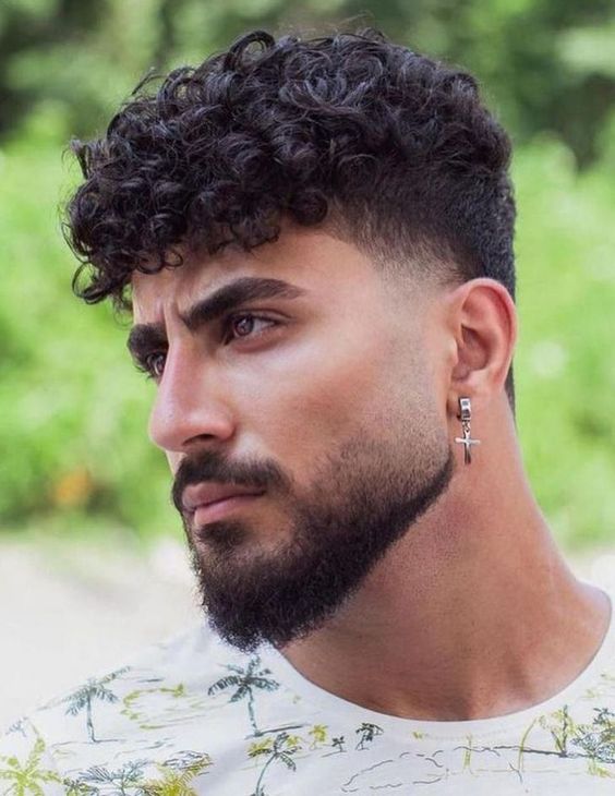 taper fade vs corte em camadas cabelo cacheado masculino