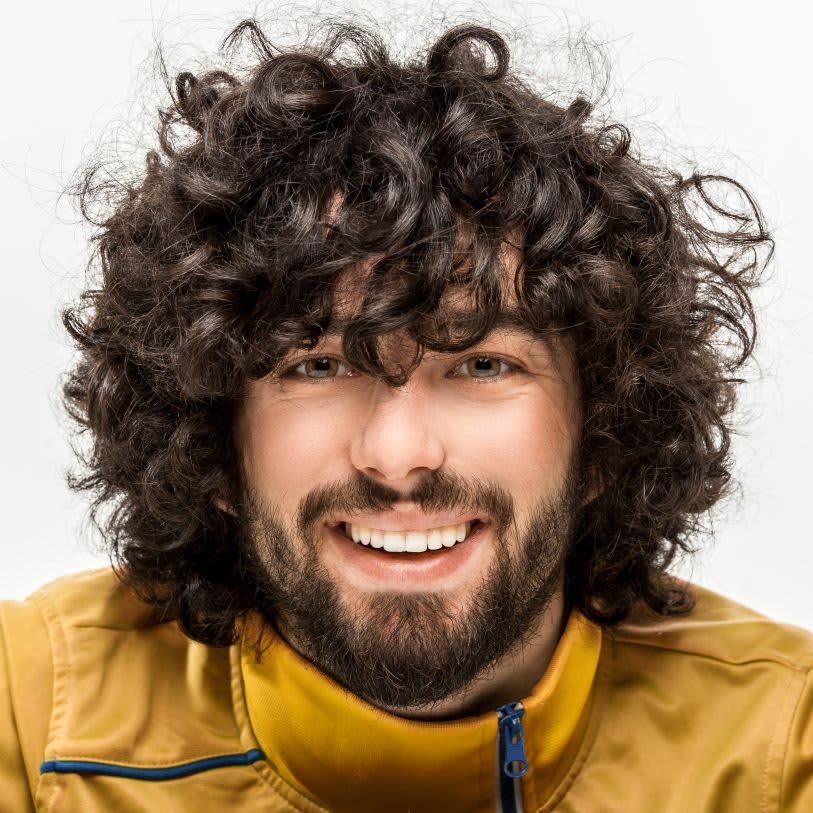 erros comuns ao cortar cabelo cacheado masculino