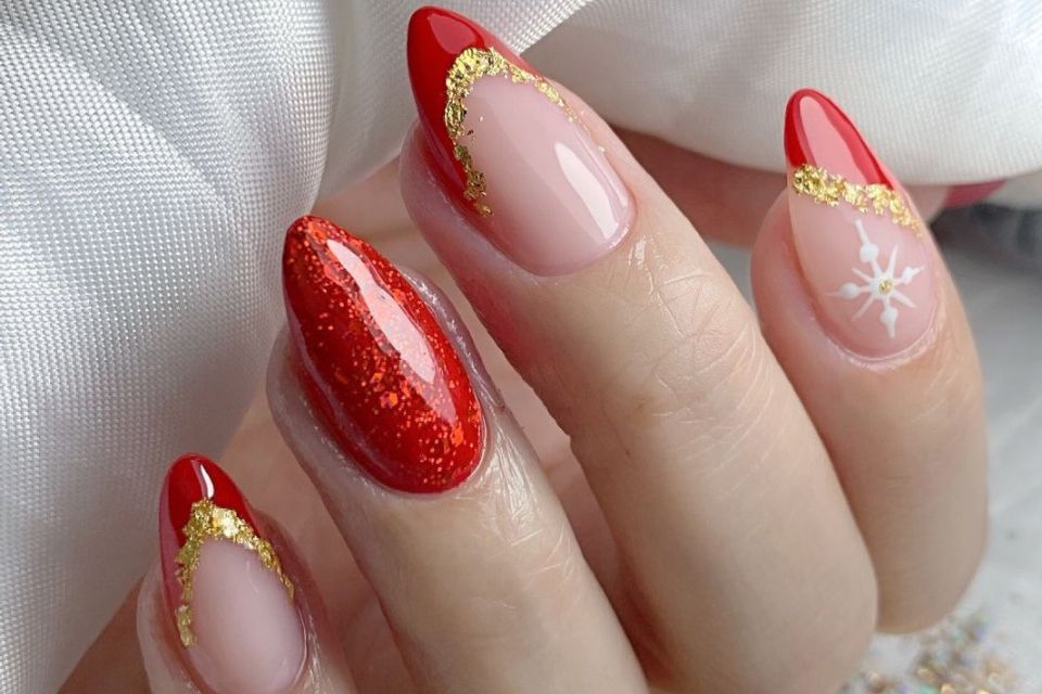 unhas vermelhas com dourado vs unhas minimalistas para o natal