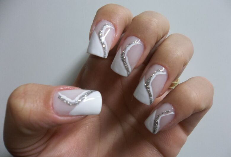 unhas vermelhas com dourado vs unhas minimalistas para o natal