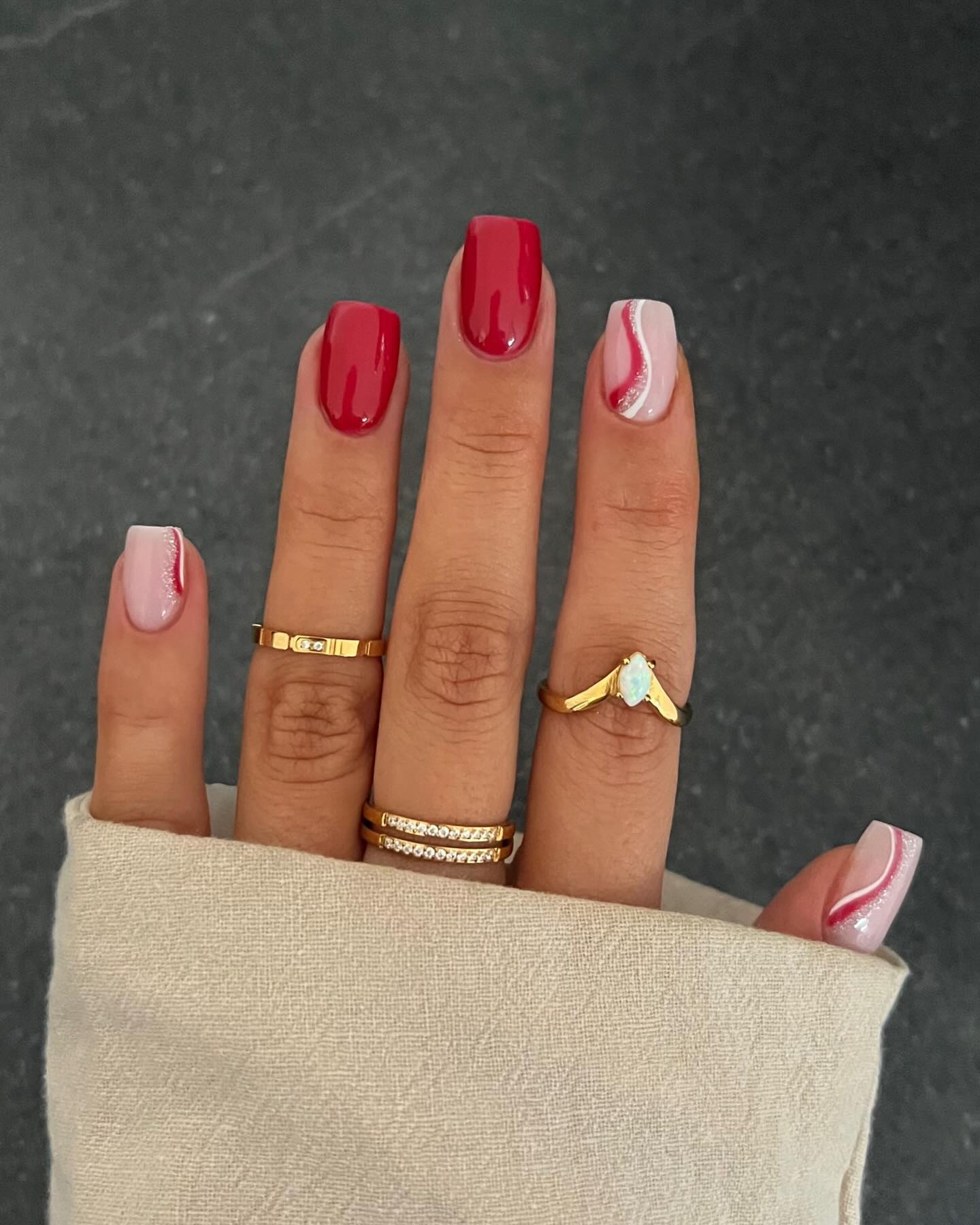 unhas vermelhas com dourado vs unhas minimalistas para o natal