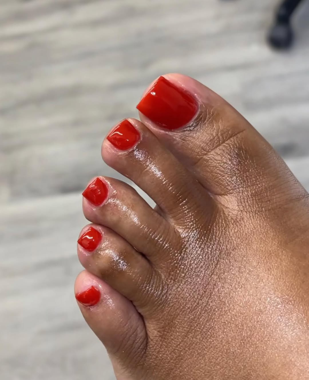 quanto custa fazer pedicure com esmalte vermelho