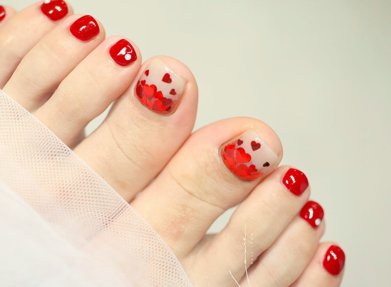 esmalte vermelho cremoso vs metálico para os pés