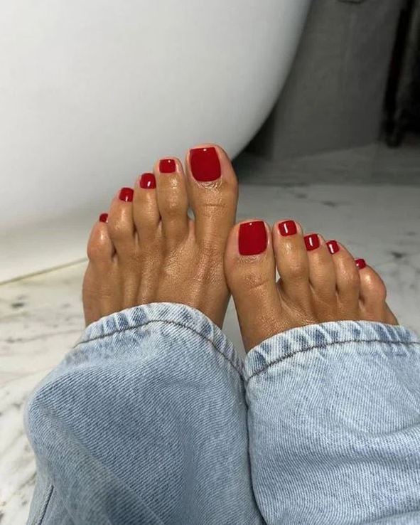 erros comuns ao pintar unhas dos pés de vermelho