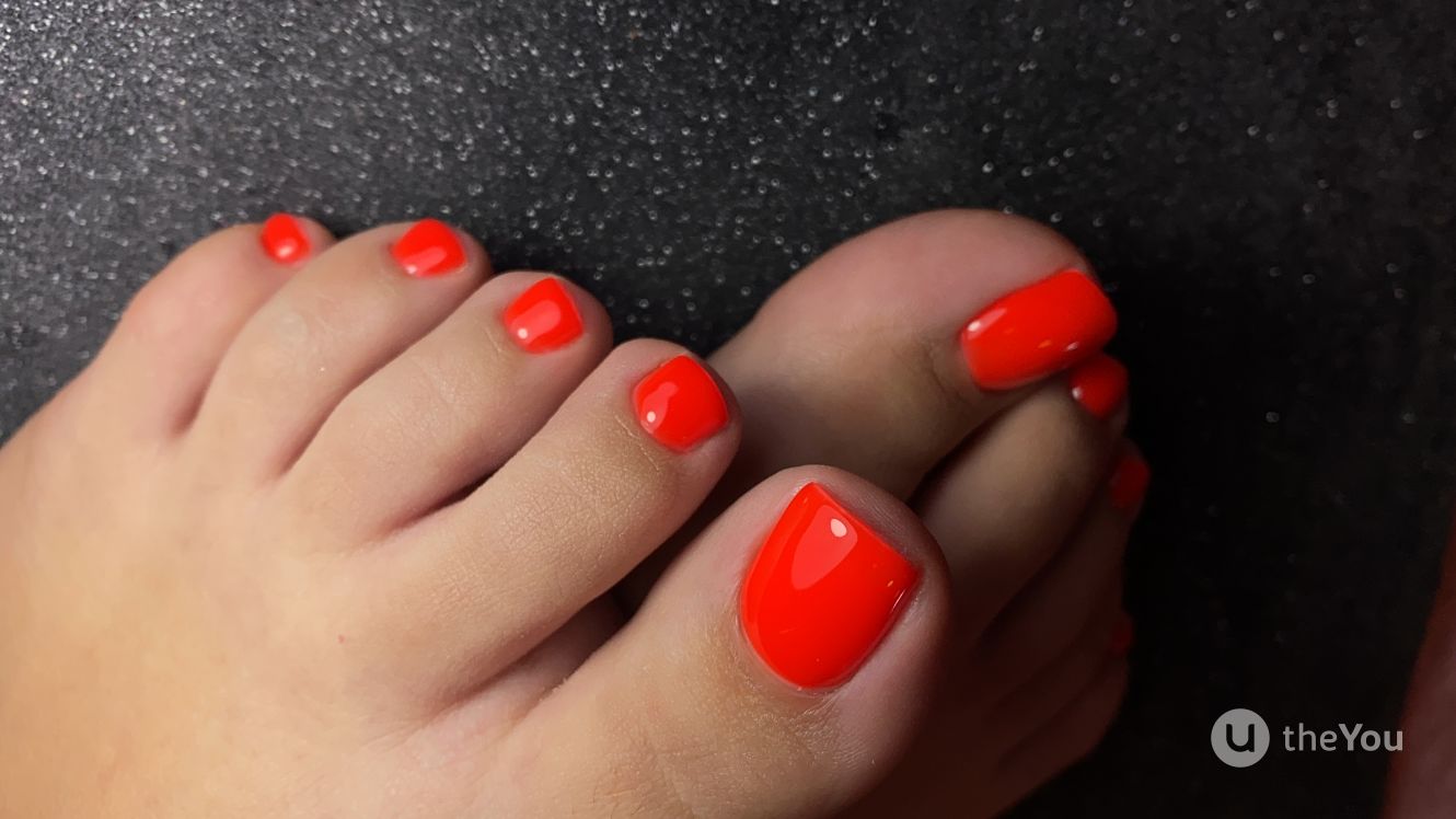 esmalte vermelho cremoso vs metálico para os pés