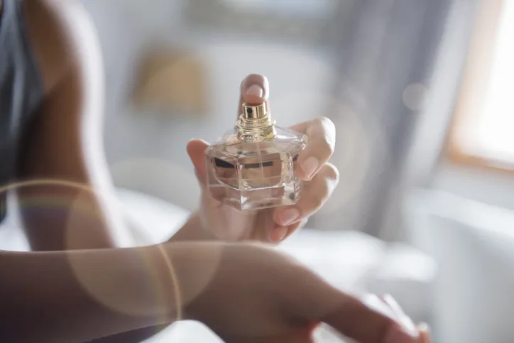 como escolher perfume feminino que não fixa