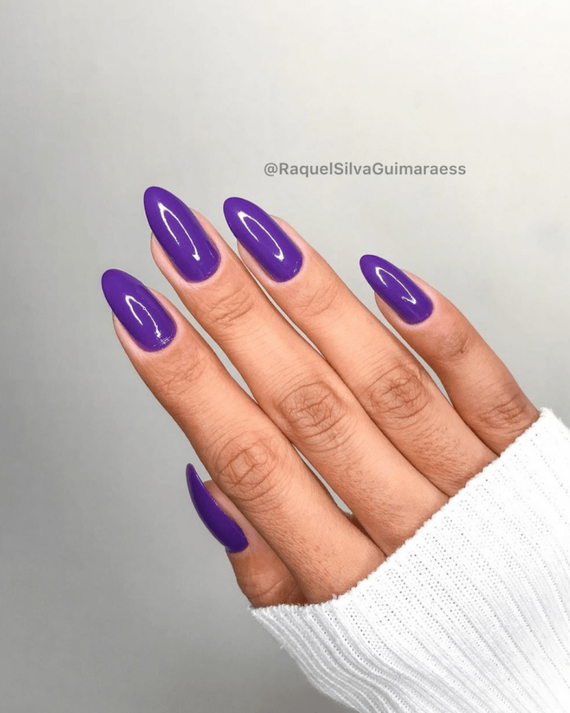 unhas roxas com glitter biodegradável