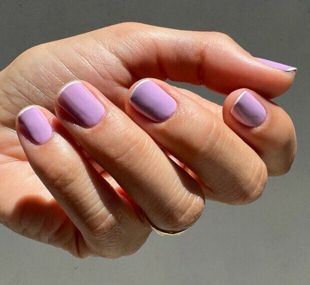 unhas roxas com glitter biodegradável