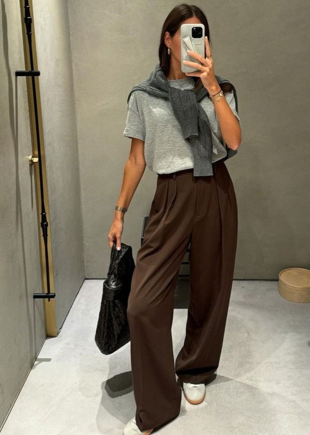 looks com calça marrom feminina para trabalho