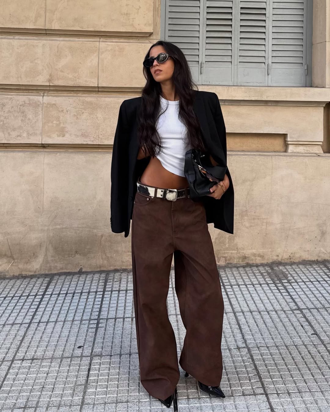 calça marrom feminina vs calça preta