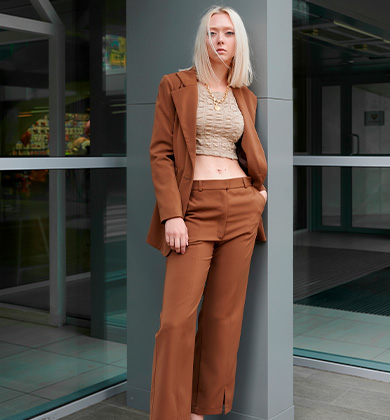 looks com calça marrom feminina para trabalho