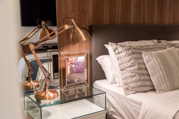 melhores luzes de cabeceira para quarto pequeno