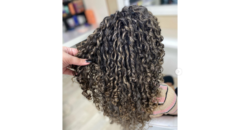 como cuidar de cabelo cacheado com luzes mel