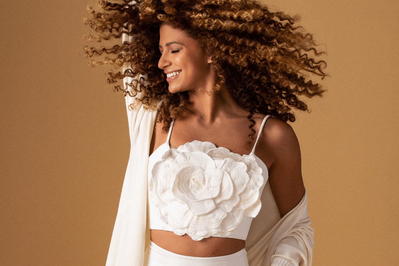 ideias de luzes para cabelo cacheado curto