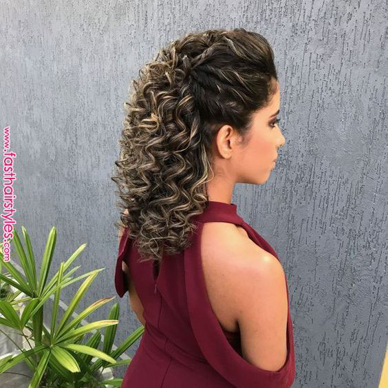 penteado para cabelo cacheado formatura