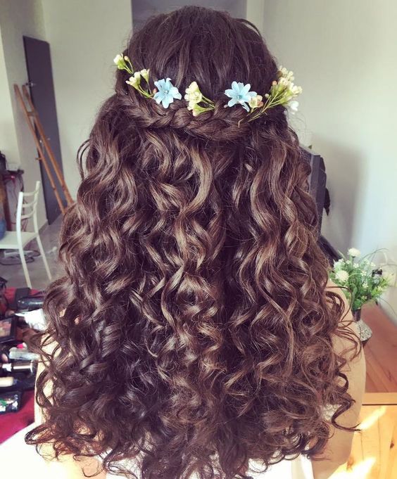 penteados de formatura para cabelo cacheado inspiração
