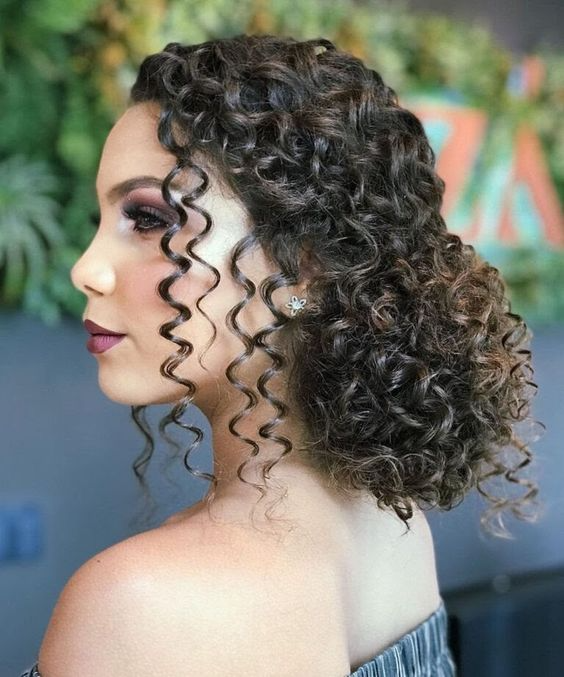 penteados de formatura para cabelo cacheado inspiração