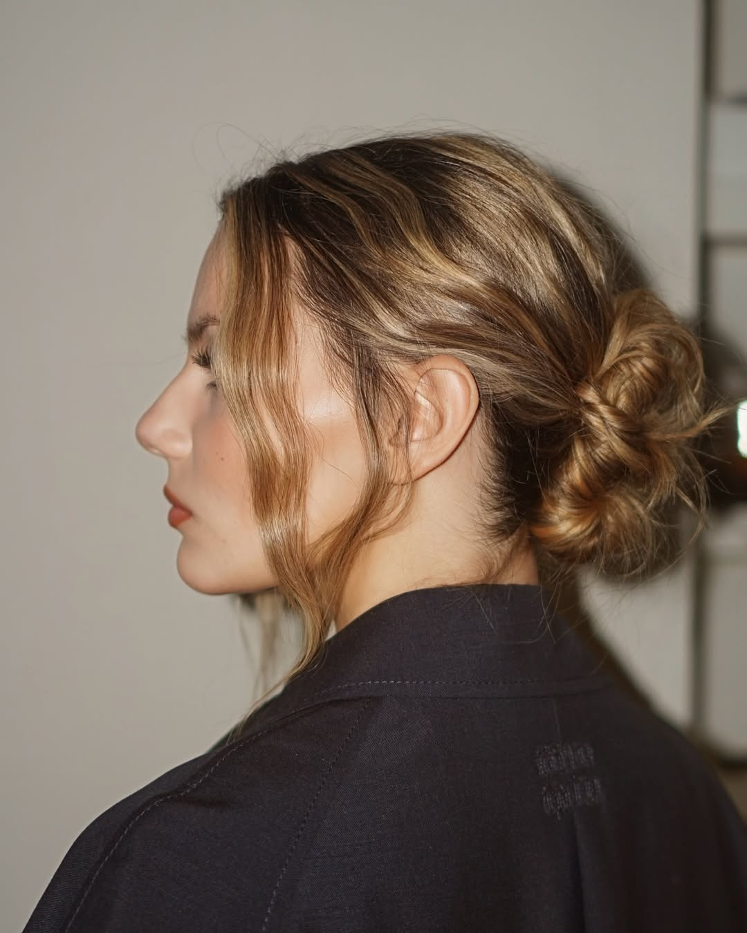 penteado semi preso vs coque despojado cabelo médio