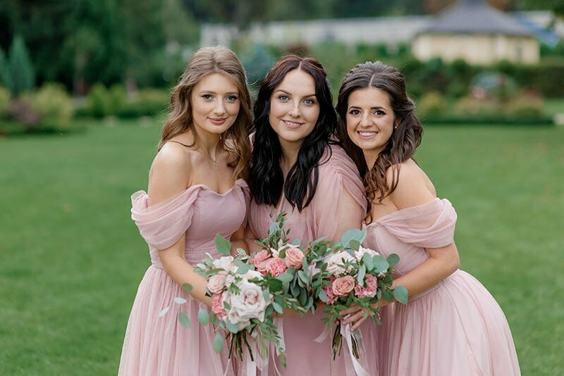 penteados para madrinha de casamento durante o dia com vestido longo
