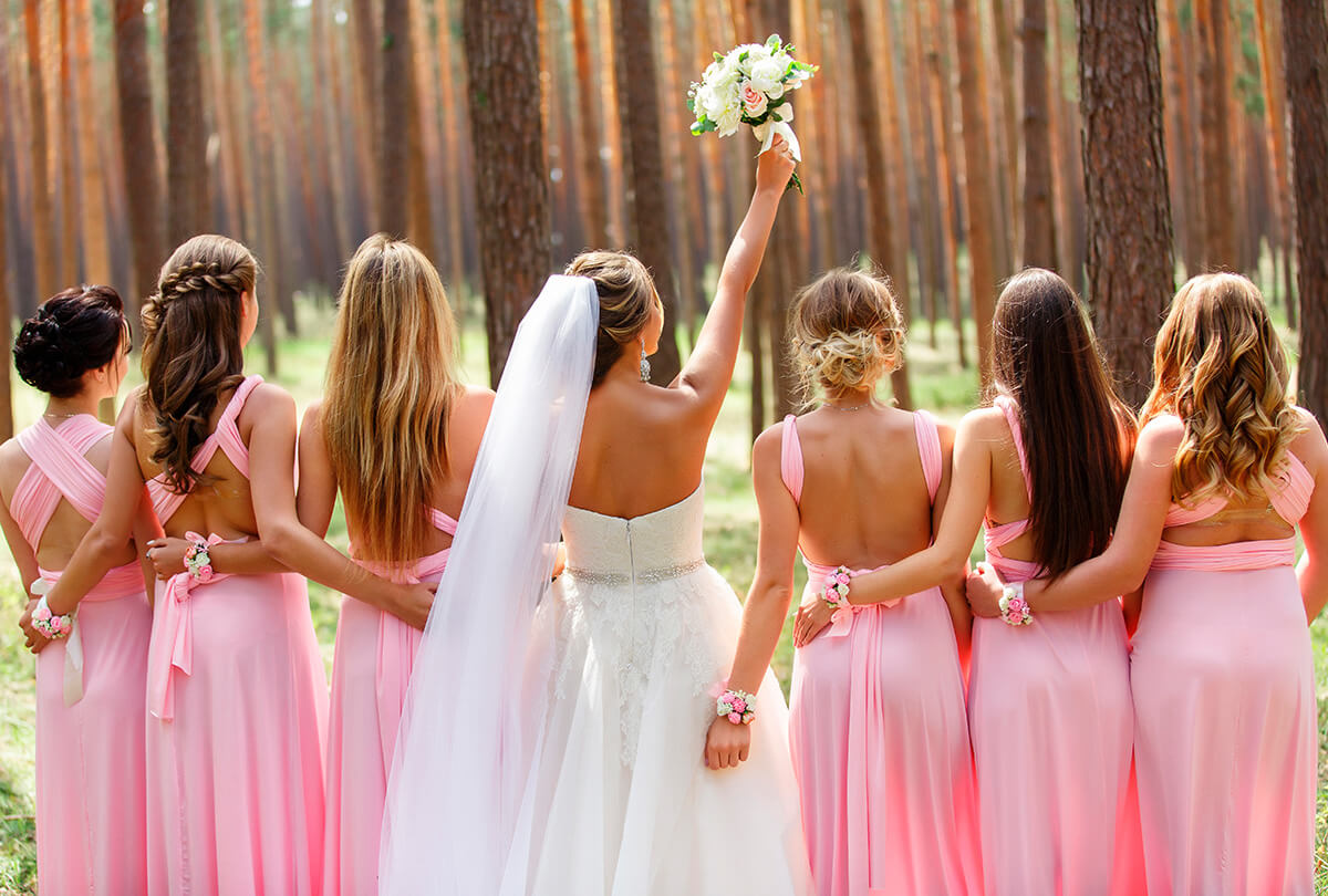 penteados com trança lateral para madrinha de casamento no campo