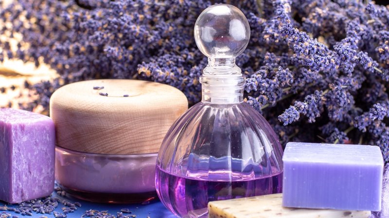 perfume feminino com cheiro de lavanda e baunilha
