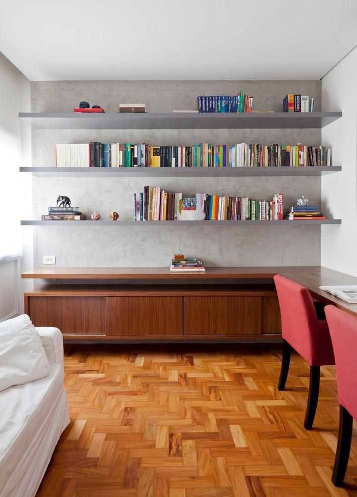 erros comuns ao organizar livros em estantes