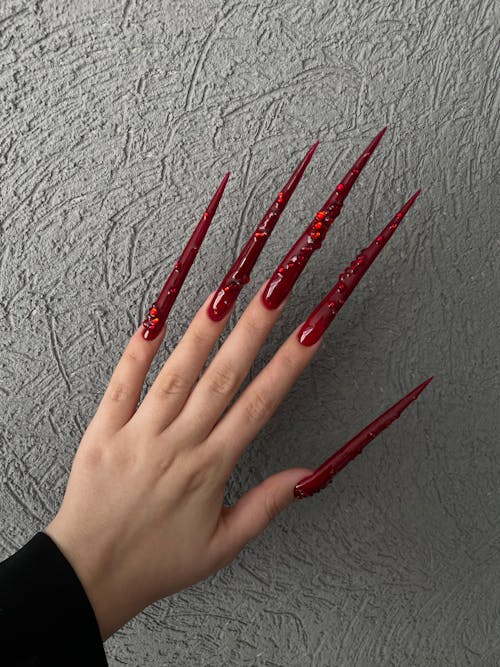 unha stiletto delicada com francesinha