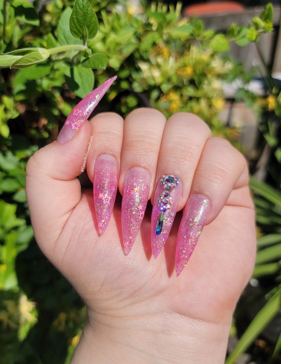 como fazer unha stiletto rosa com glitter encapsulado
