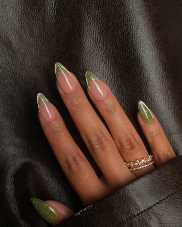 inspiração unhas verde oliva com dourado