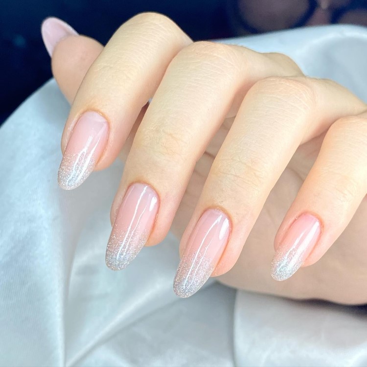ideias de unhas discretas e elegantes para casamento