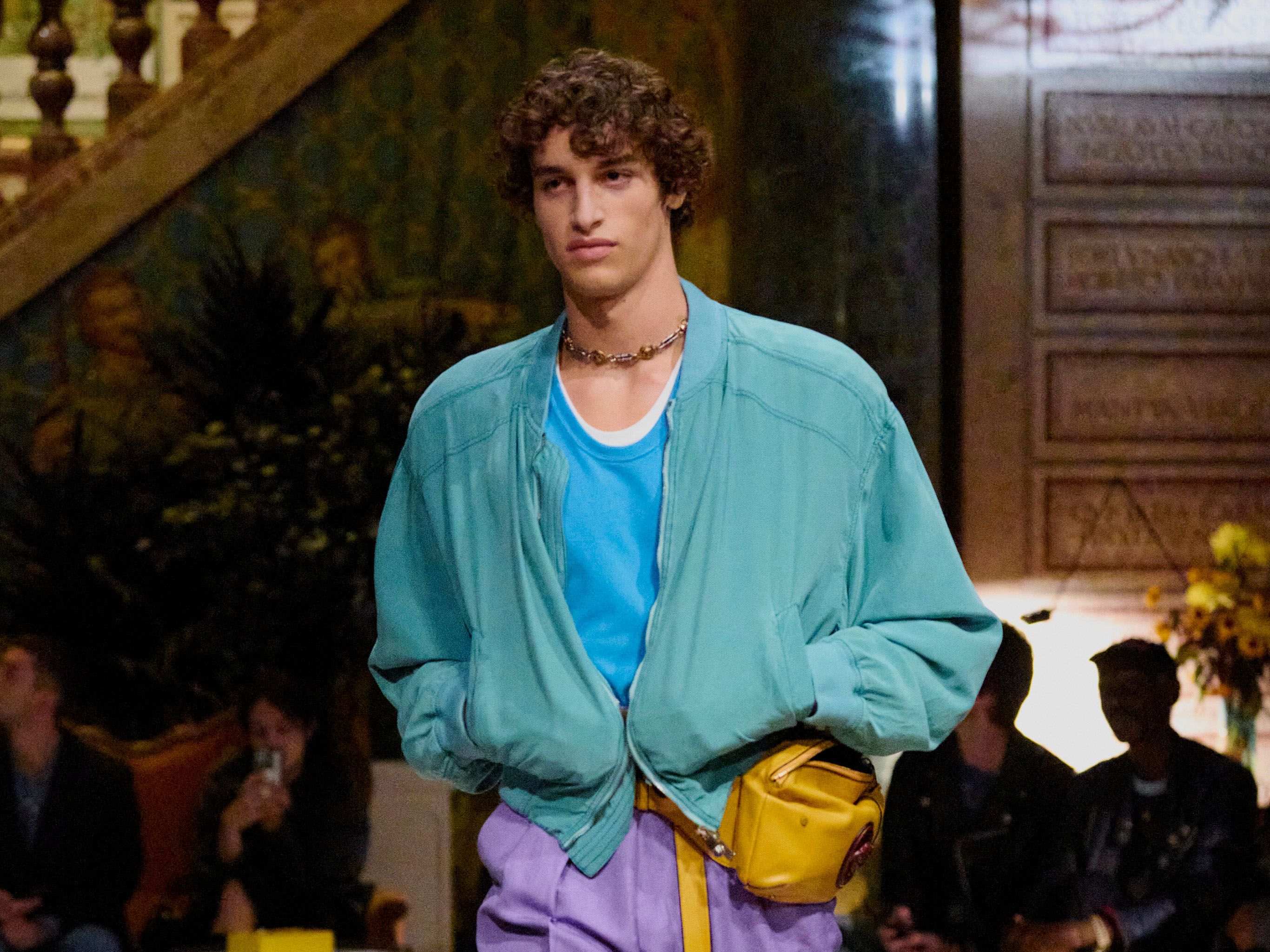 versace avenue montaigne vs rue saint honoré qual escolher